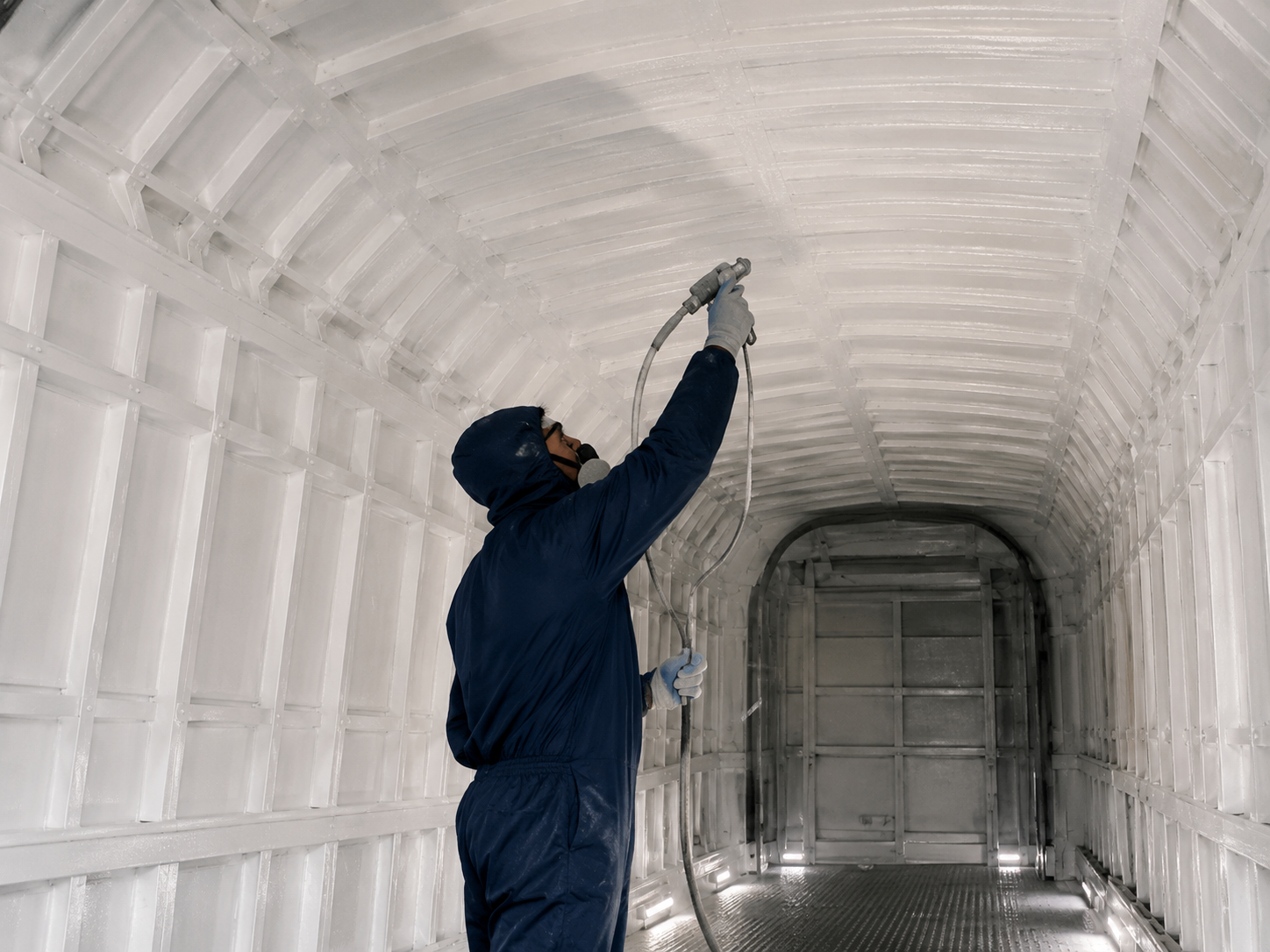 Anti-condensation thermal coating inside a rail vehicle